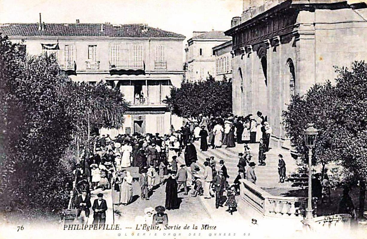1964- Philippeville - Eglise - Sortie de Messe.jpg